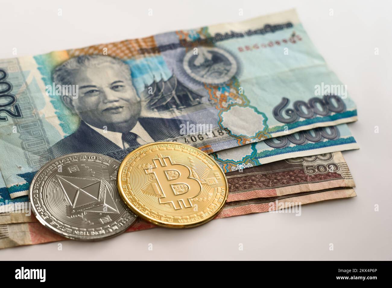 Ethereum physique et Bitcoin plus d'une facture de deux mille Kip laotiens. Bourse de crypto-monnaie, concept d'investissement. Banque D'Images