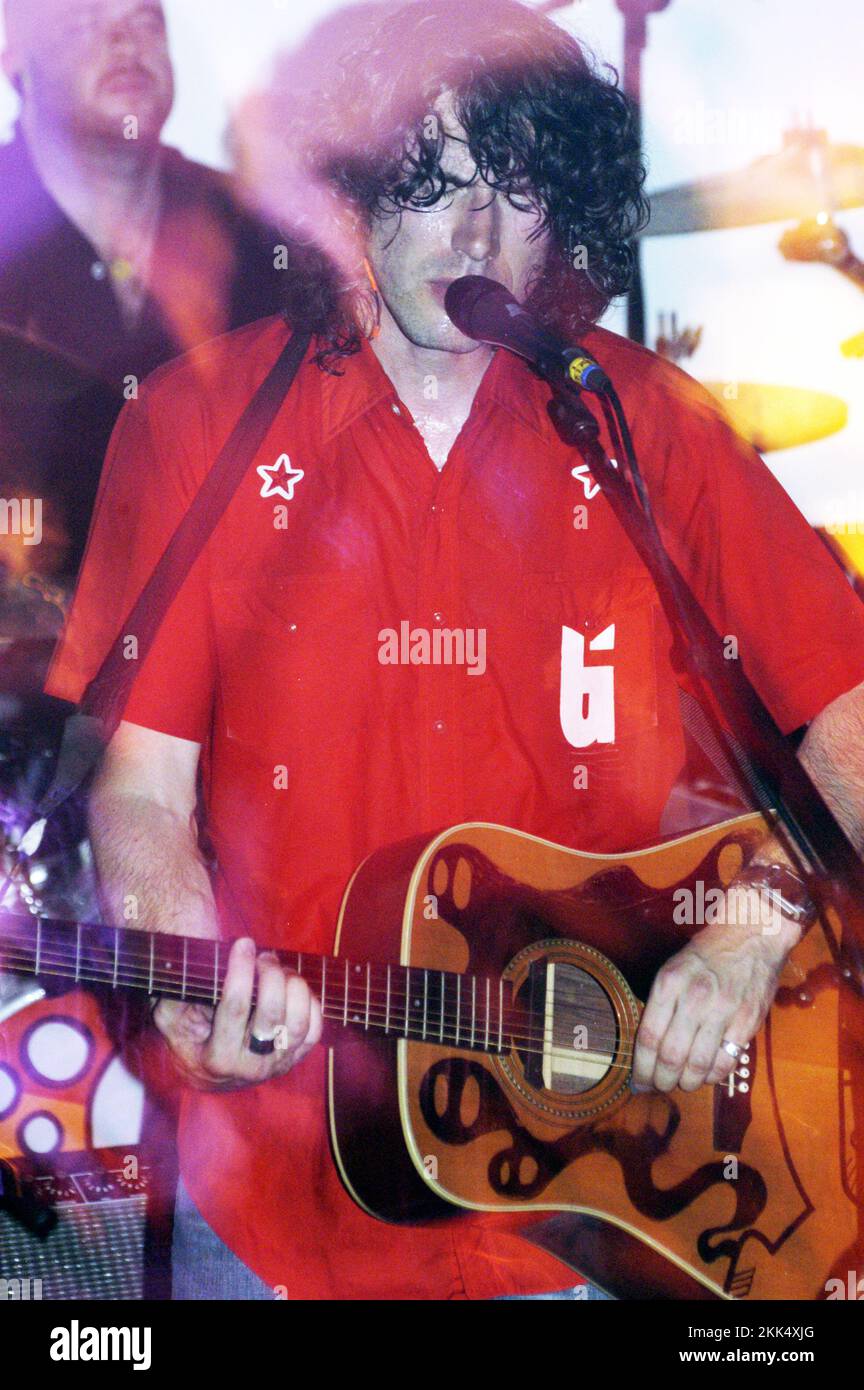 GRUFF RHYS, SUPER FURRY ANIMALS, 2003 : Gruff Rhys of the Super Furry Animals joue un concert estival en sueur au Tiny MS1 Club à Cardiff, en juin 27 2003. Photo : ROB WATKINS Banque D'Images