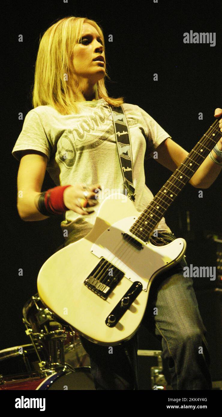 La chanteuse et guitariste JILL JACKSON du groupe SPEEDWAY at Cardiff International Arena, le 17 novembre 2003. Photographie : ROB WATKINS. INFO : Speedway est un groupe écossais de pop-rock formé en 2001. Connus pour leur son énergique et leurs airs entraînants, ils ont gagné en reconnaissance avec leur reprise de "Genie in a Bottle" de Christina Aguilera et des chansons originales comme "Can't Turn Back", avant de se séparer en 2004. Banque D'Images