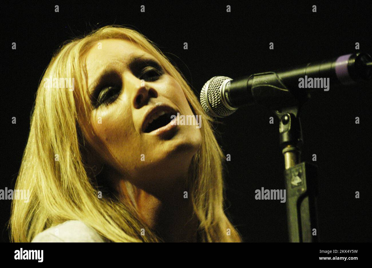 La chanteuse et guitariste JILL JACKSON du groupe SPEEDWAY at Cardiff International Arena, le 17 novembre 2003. Photographie : ROB WATKINS. INFO : Speedway est un groupe écossais de pop-rock formé en 2001. Connus pour leur son énergique et leurs airs entraînants, ils ont gagné en reconnaissance avec leur reprise de "Genie in a Bottle" de Christina Aguilera et des chansons originales comme "Can't Turn Back", avant de se séparer en 2004. Banque D'Images