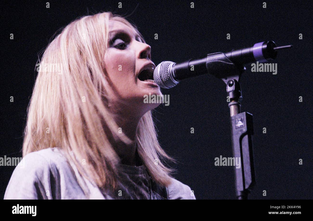 La chanteuse et guitariste JILL JACKSON du groupe SPEEDWAY at Cardiff International Arena, le 17 novembre 2003. Photographie : ROB WATKINS. INFO : Speedway est un groupe écossais de pop-rock formé en 2001. Connus pour leur son énergique et leurs airs entraînants, ils ont gagné en reconnaissance avec leur reprise de "Genie in a Bottle" de Christina Aguilera et des chansons originales comme "Can't Turn Back", avant de se séparer en 2004. Banque D'Images