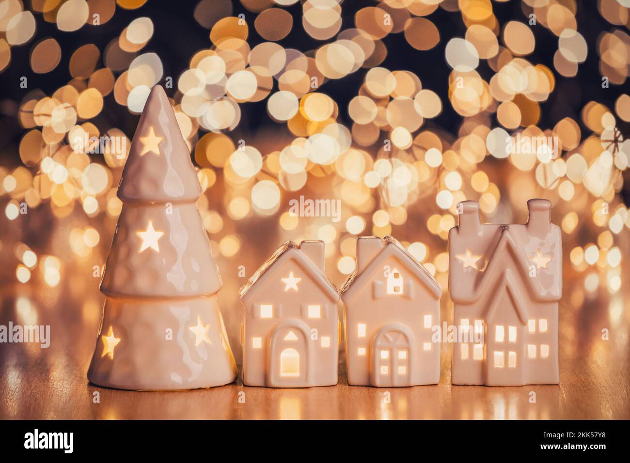 Maison en céramique et arbre de noël sur fond à pois lumineux Banque D'Images