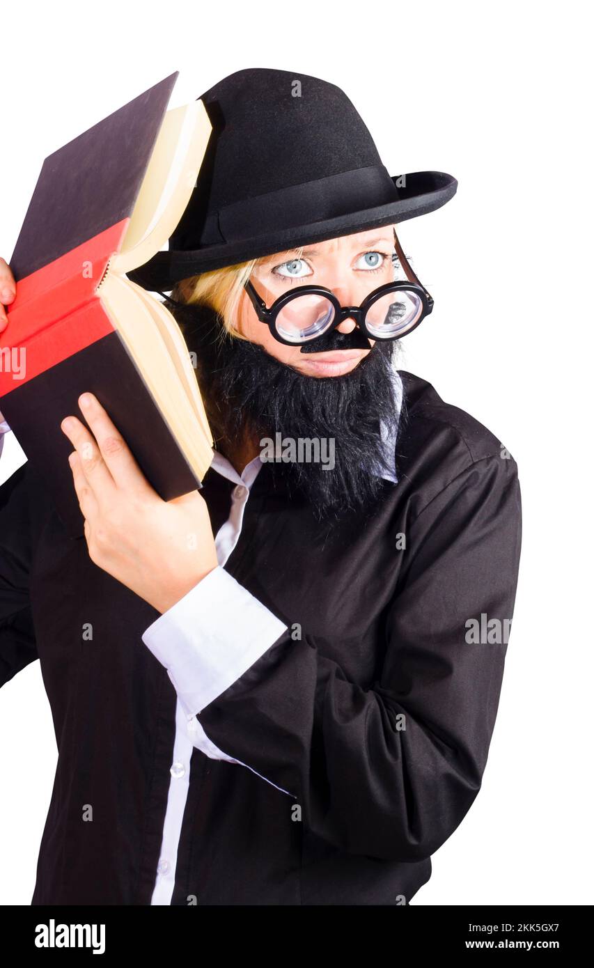 Dans le déguisement femme avec chapeau melon, fake, moustache et barbe tenant un livre près de son oreille tout en rappelant le contenu Banque D'Images