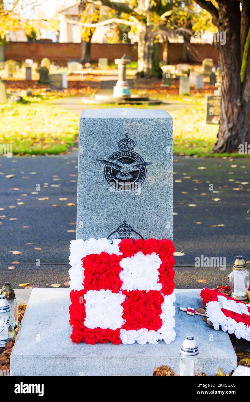 Royal Air Force Polish Warsaw Air Bridge Memorial avec Wreaths, cimetière de Newark, dans le tinghamshire, Angleterre. Banque D'Images