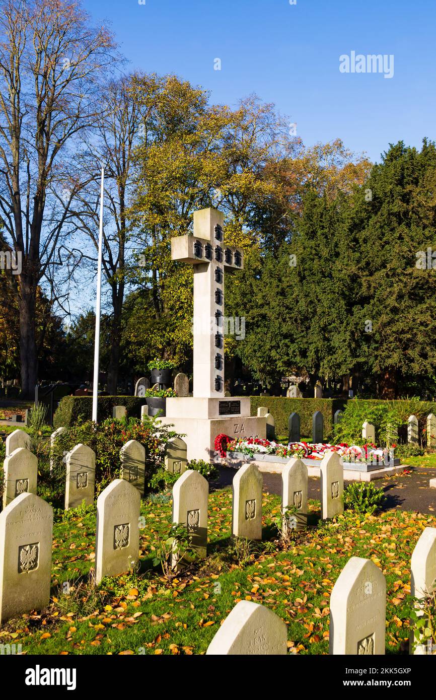 Commission des sépultures de guerre du Commonwealth pierres de tête et croix commémoratives polonaises dans le terrain polonais du cimetière de Newark. notinghamshire, Angleterre. Banque D'Images