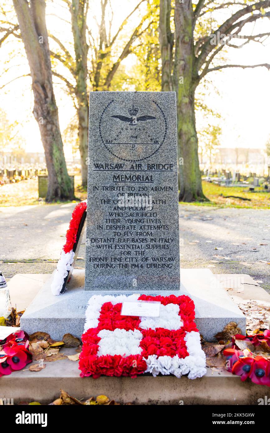 Royal Air Force Polish Warsaw Air Bridge Memorial avec Wreaths, cimetière de Newark, dans le tinghamshire, Angleterre. Banque D'Images