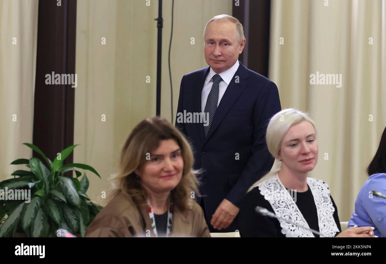 Novo-Ogaryovo, Russie. 25th novembre 2022. Le président russe Vladimir Poutine entre dans la salle pour une rencontre en face à face avec des mères de militaires servant avec l'armée russe en Ukraine, à la résidence d'état de Novo-Ogaryovo, à 25 novembre 2022, à l'extérieur de Moscou, en Russie. Credit: Mikhail Metzel/Kremlin Pool/Alamy Live News Banque D'Images