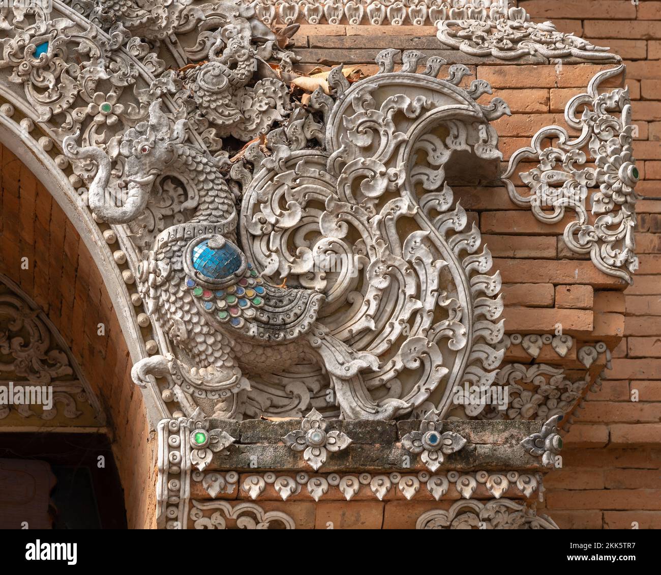 Décor en stuc de style Lanna composé d'un hattadiing, d'un demi-éléphant d'oiseau mythologique au temple bouddhiste Wat Lok Moli ou Lok Molee, Chiang Mai, Thaïlande Banque D'Images