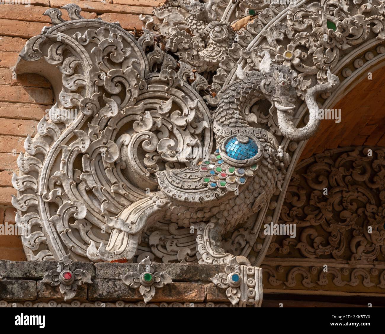 Décor en stuc de style Lanna avec hattaditation mythologique, demi-éléphant d'oiseau au temple bouddhiste Wat Lok Moli ou Lok Molee, Chiang Mai, Thaïlande Banque D'Images