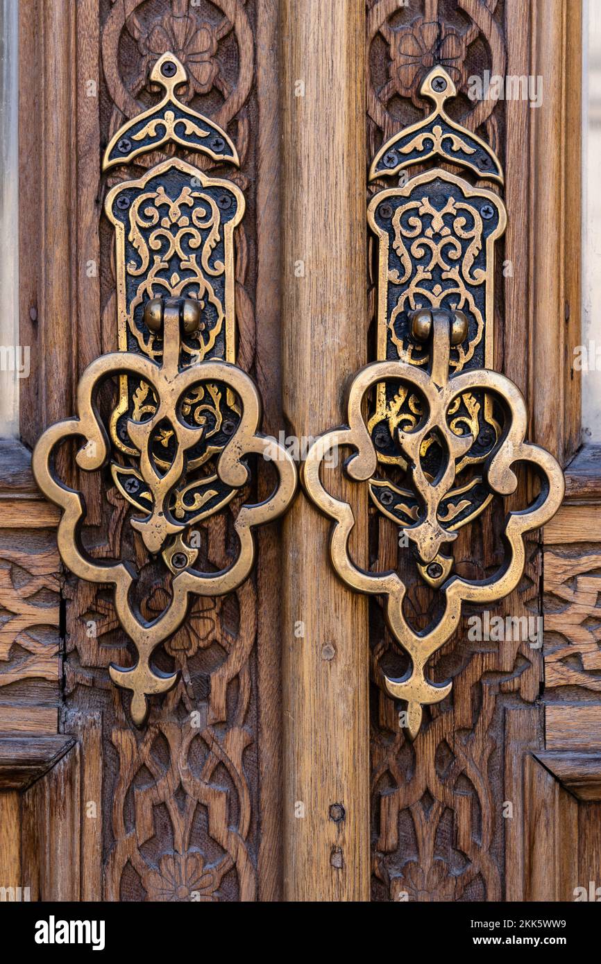 Vue rapprochée de la magnifique poignée traditionnelle en laiton avec conception islamique sur la porte en bois de la mosquée Hazrat Imam, Tachkent, Ouzbékistan Banque D'Images