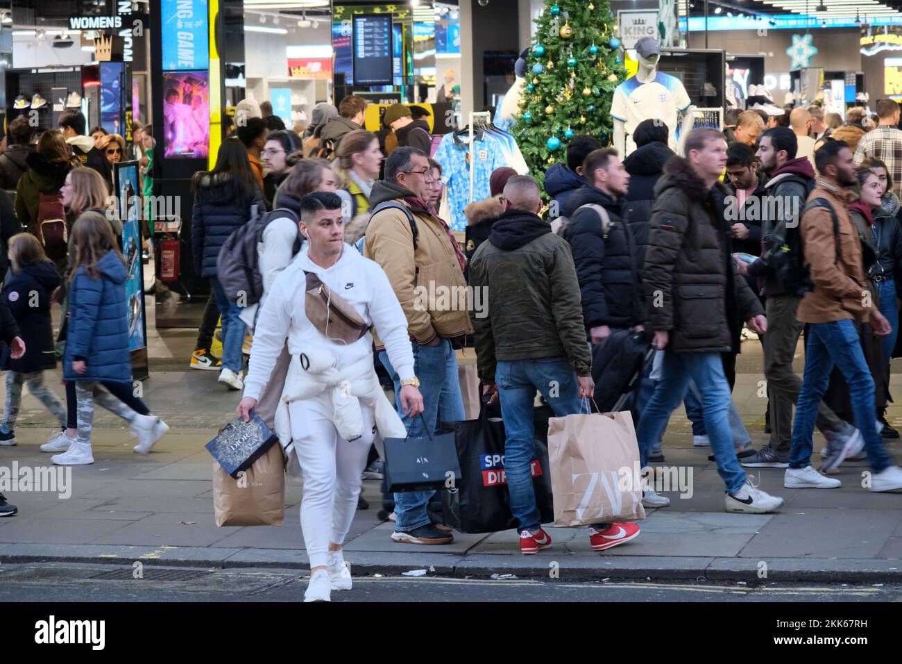 Oxford Street, Londres, Royaume-Uni. 25th novembre 2022. Les ventes du Black Friday dans le West End de Londres. Crédit : Matthew Chattle/Alay Live News Banque D'Images