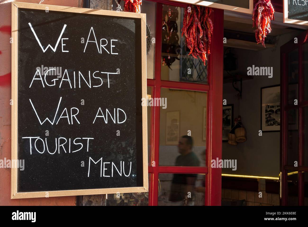 Nous sommes contre la guerre et le menu touristique. Concept message de paix ironique contre la guerre, sur un tableau noir, signe devant un restaurant à Rome, Italie, Europe, UE. Banque D'Images