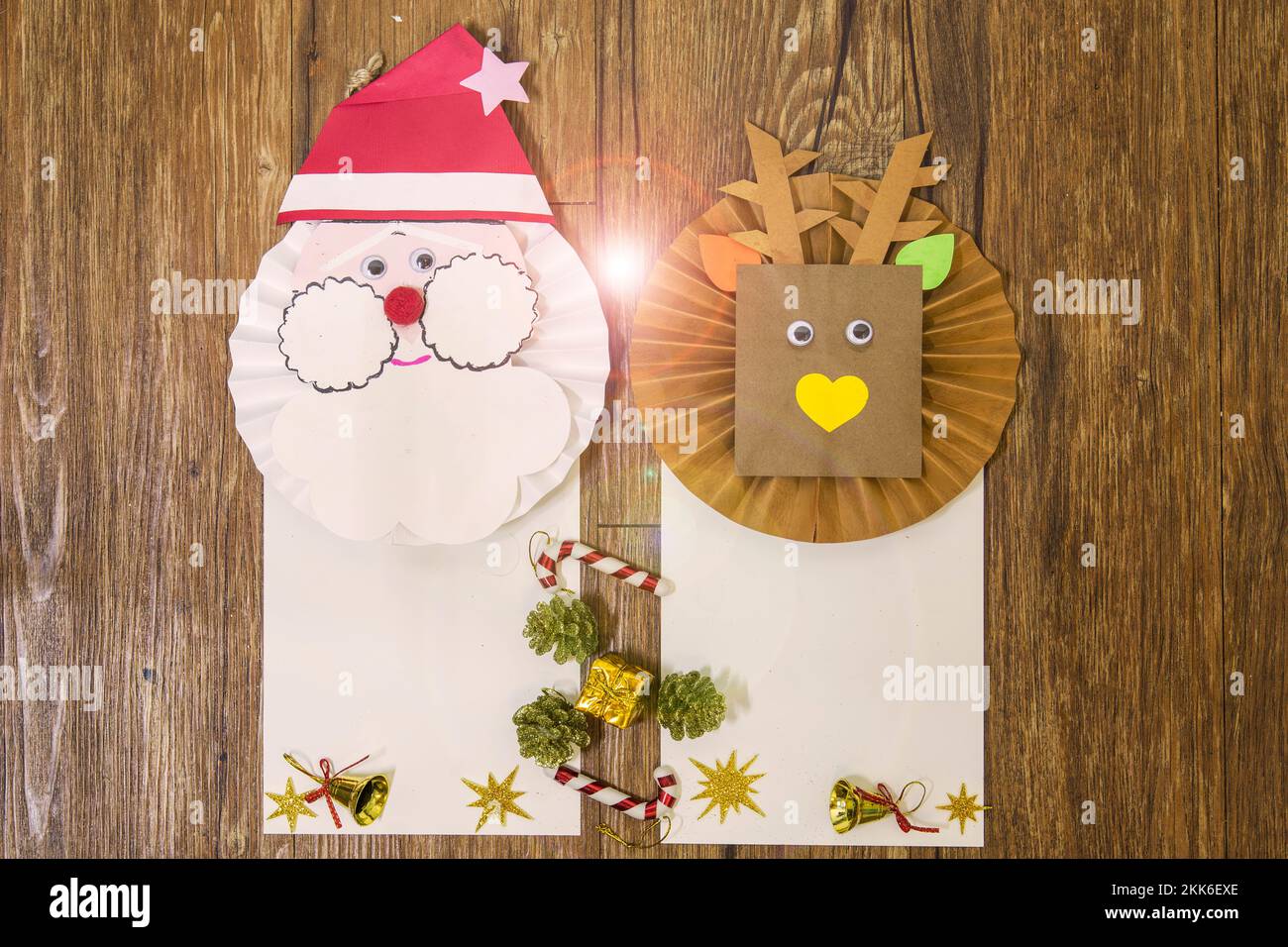 Le Père Noël et le bonhomme de neige sont utilisés pour la carte de décoration, la bannière et l'arrière-plan. Joyeux Noël et bonne année 2023. Banque D'Images