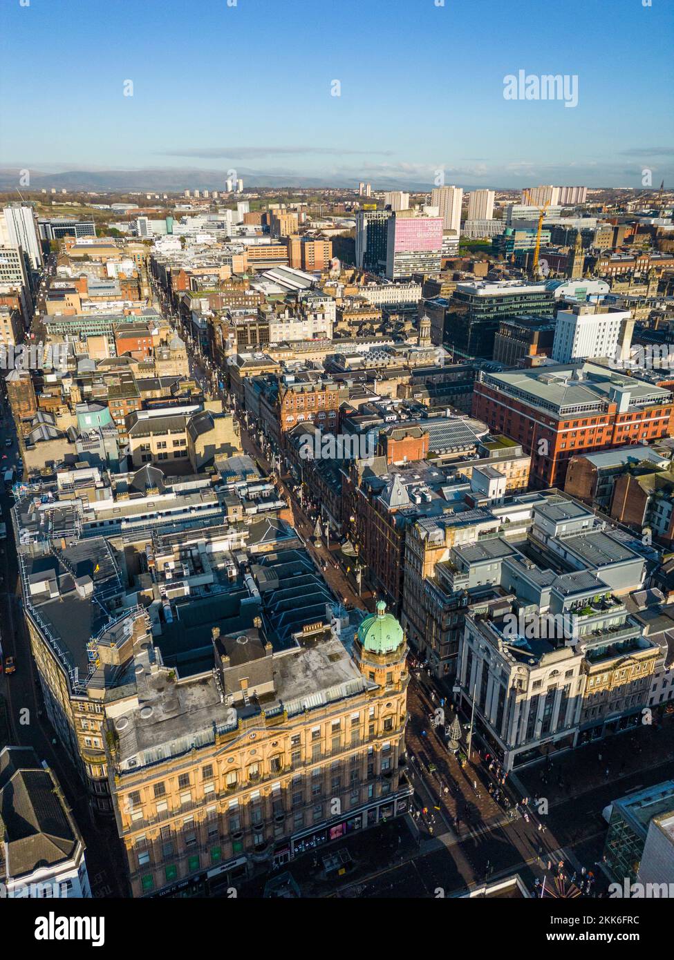 Vue aérienne depuis drone de Buchanan Street et horizon du centre-ville de Glasgow, Écosse, Royaume-Uni Banque D'Images