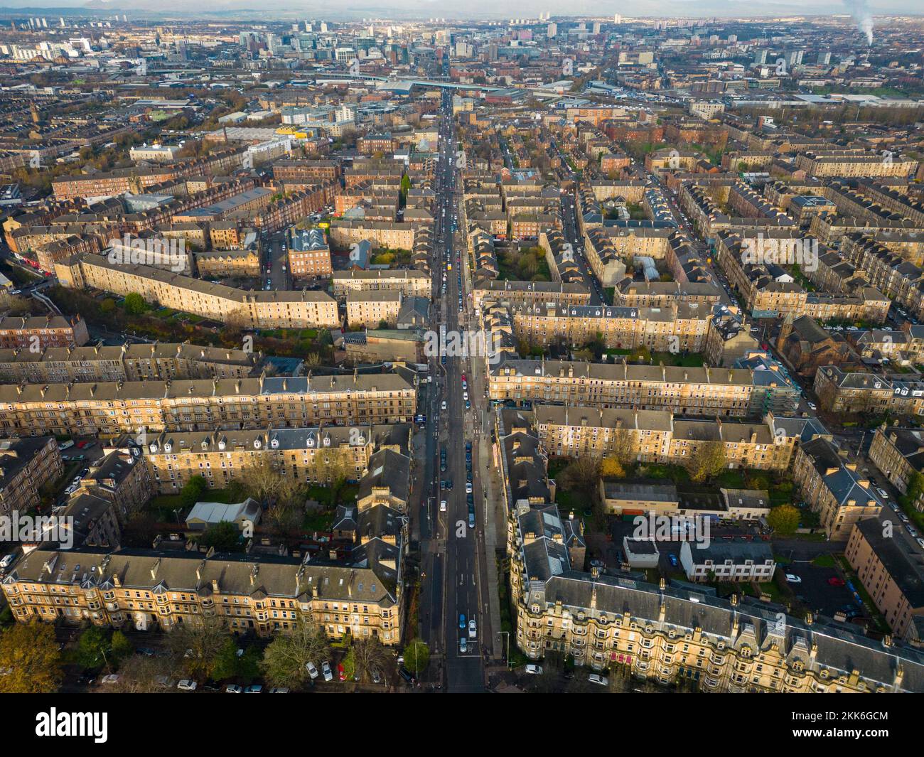 Vue aérienne depuis le drone de Victoria Road dans le quartier de Govanhill, dans le sud de Glasgow, en Écosse, au Royaume-Uni Banque D'Images