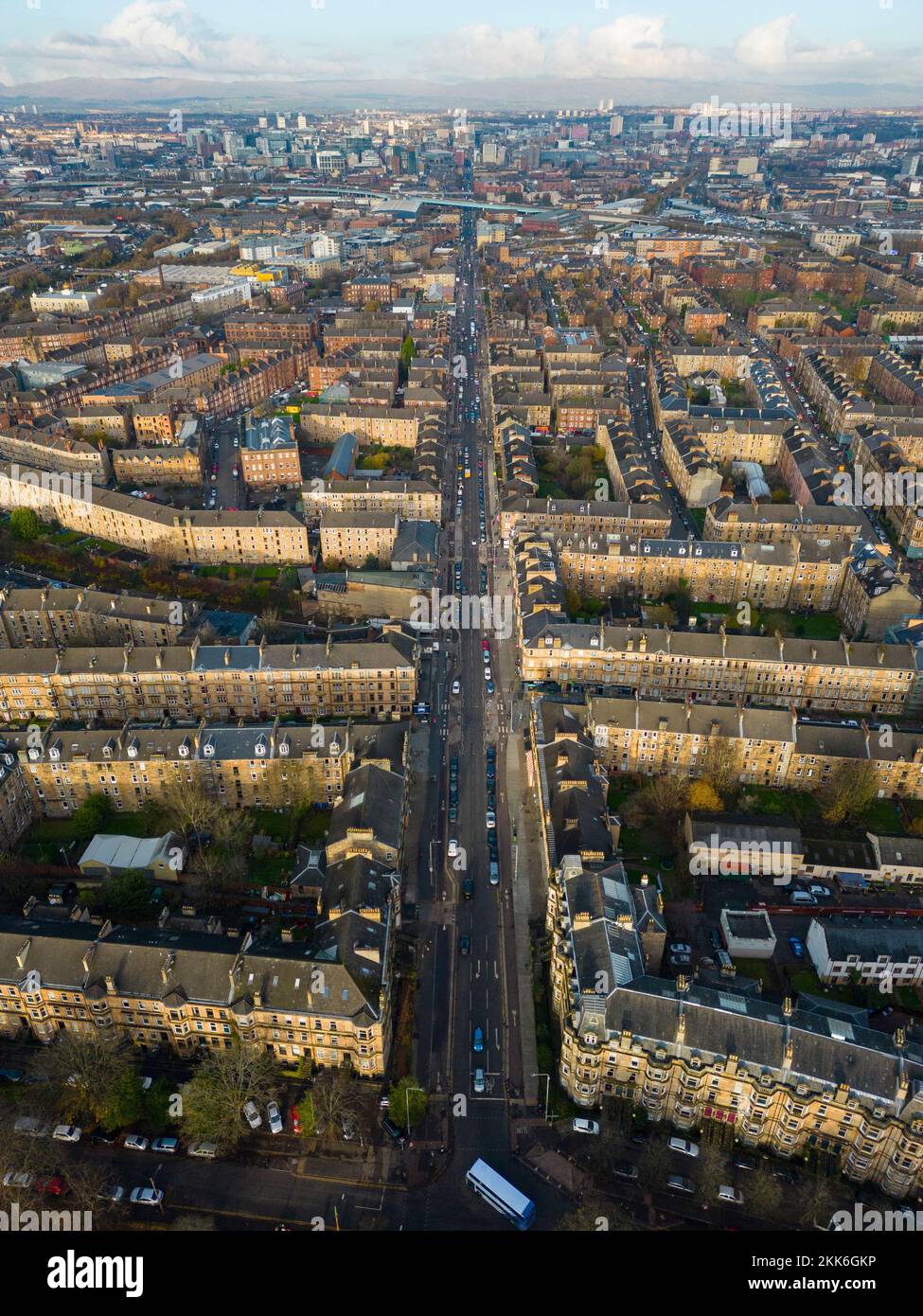 Vue aérienne depuis le drone de Victoria Road dans le quartier de Govanhill, dans le sud de Glasgow, en Écosse, au Royaume-Uni Banque D'Images
