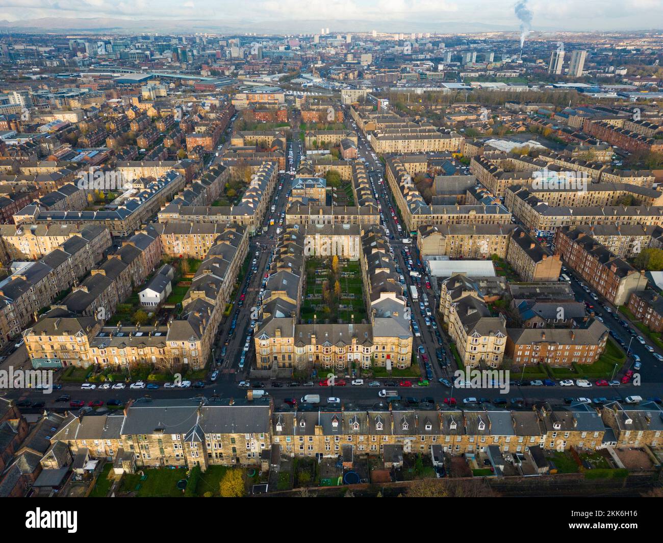Vue aérienne depuis drone du quartier de Govanhill, côté sud de Glasgow, Écosse, Royaume-Uni Banque D'Images