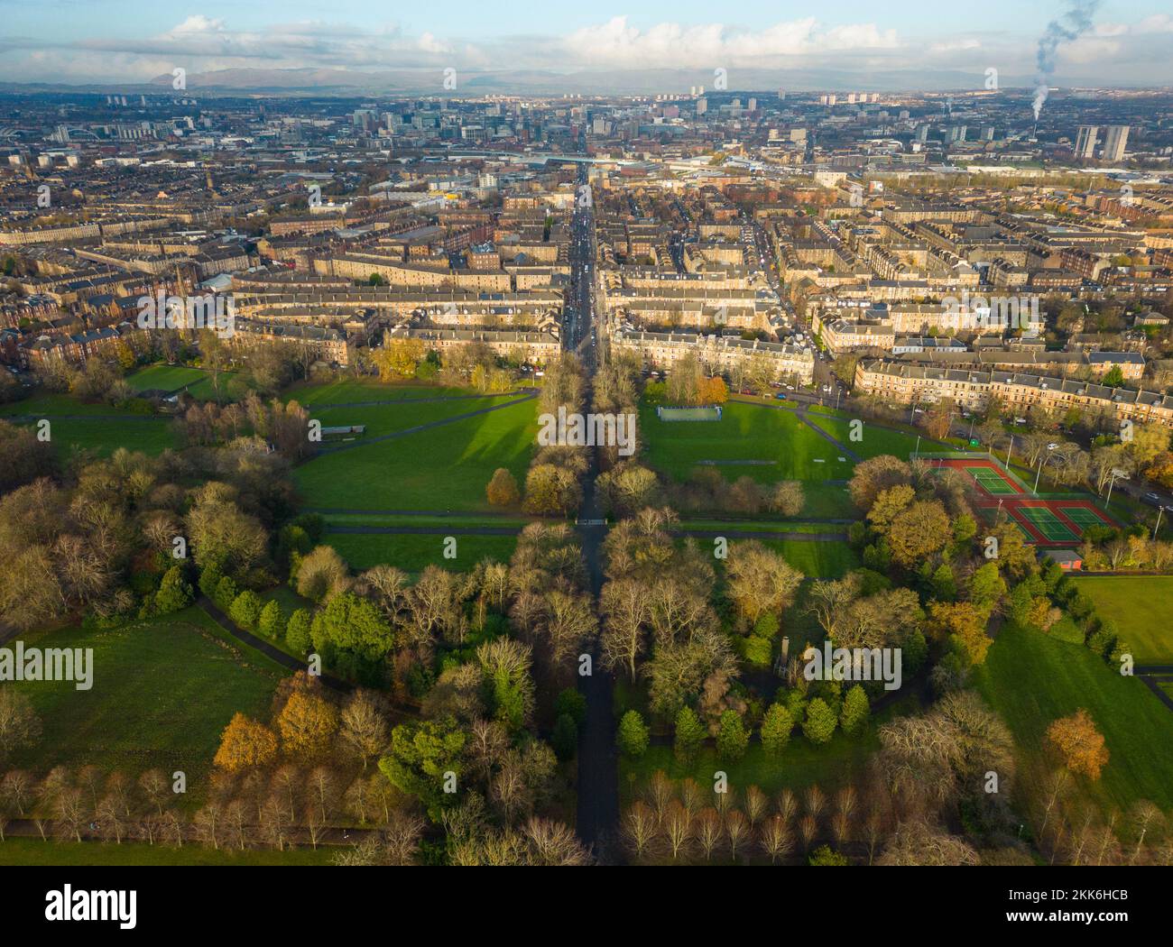 Vue aérienne depuis le drone de Queens Park et le quartier de Govanhill, côté sud de Glasgow, Écosse, Royaume-Uni Banque D'Images