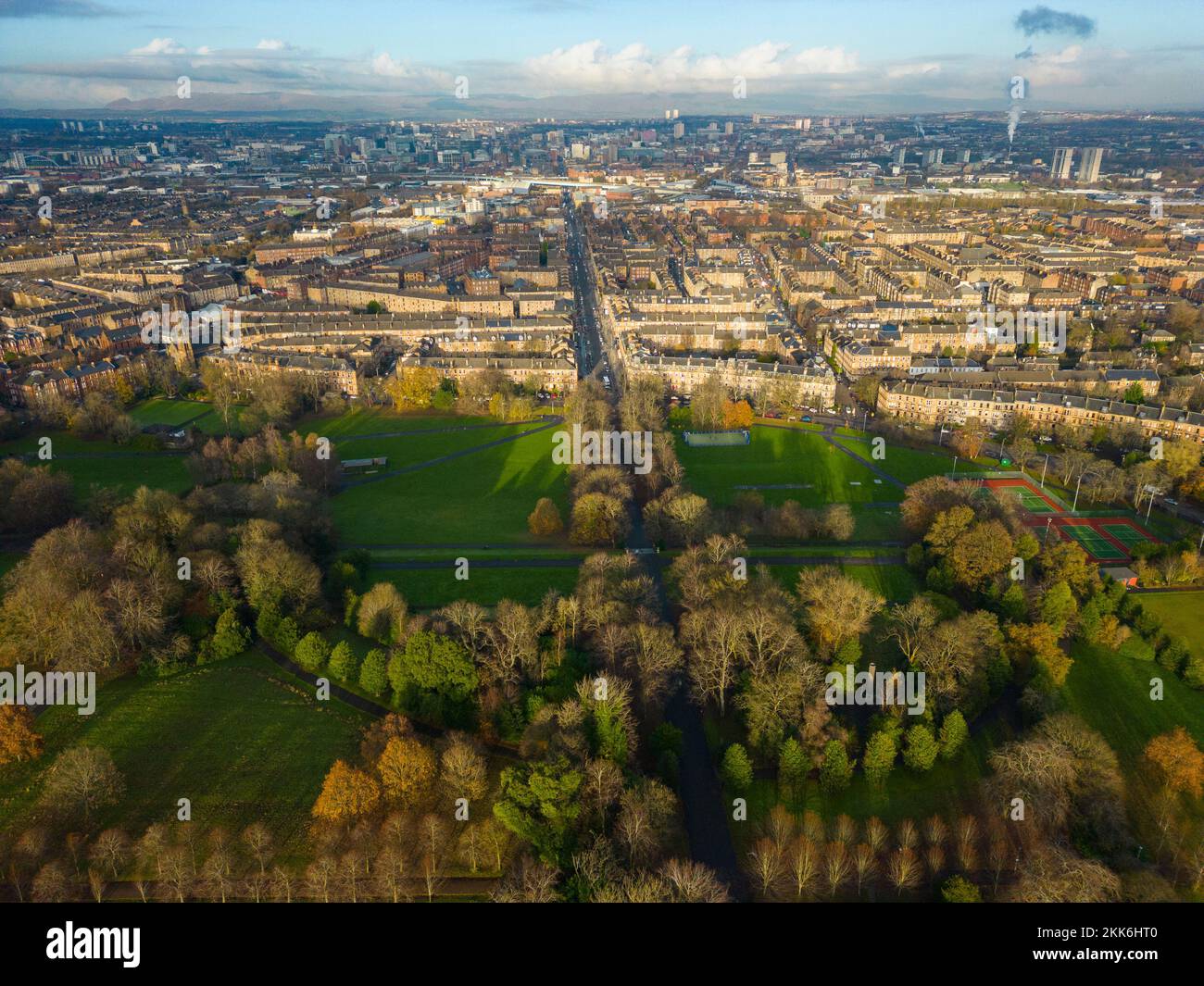 Vue aérienne depuis le drone de Queens Park et le quartier de Govanhill, côté sud de Glasgow, Écosse, Royaume-Uni Banque D'Images