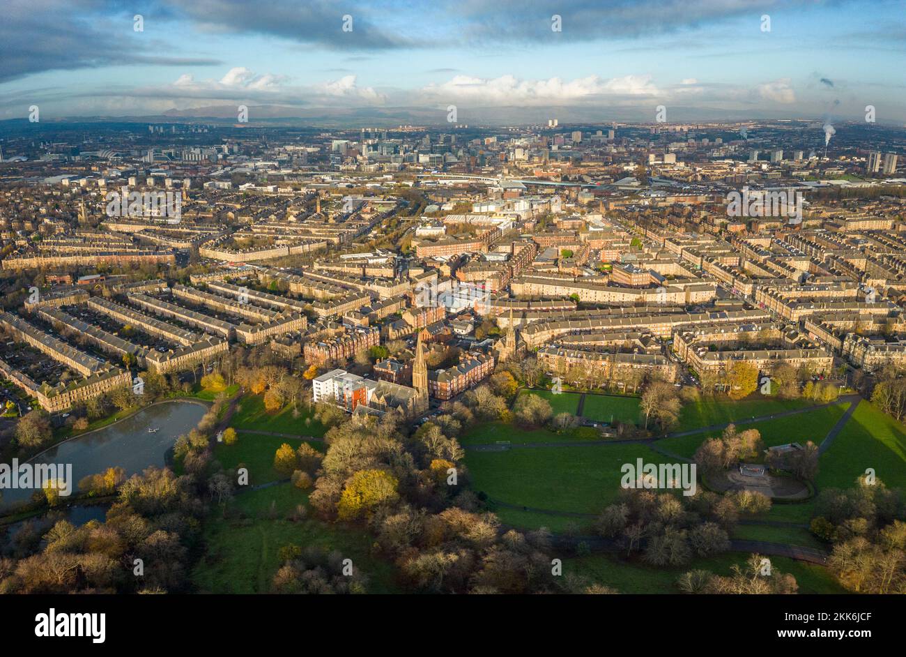 Vue aérienne depuis le drone depuis Queens Park vers Strathbungo et Govanhill, côté sud de Glasgow, Écosse, Royaume-Uni Banque D'Images