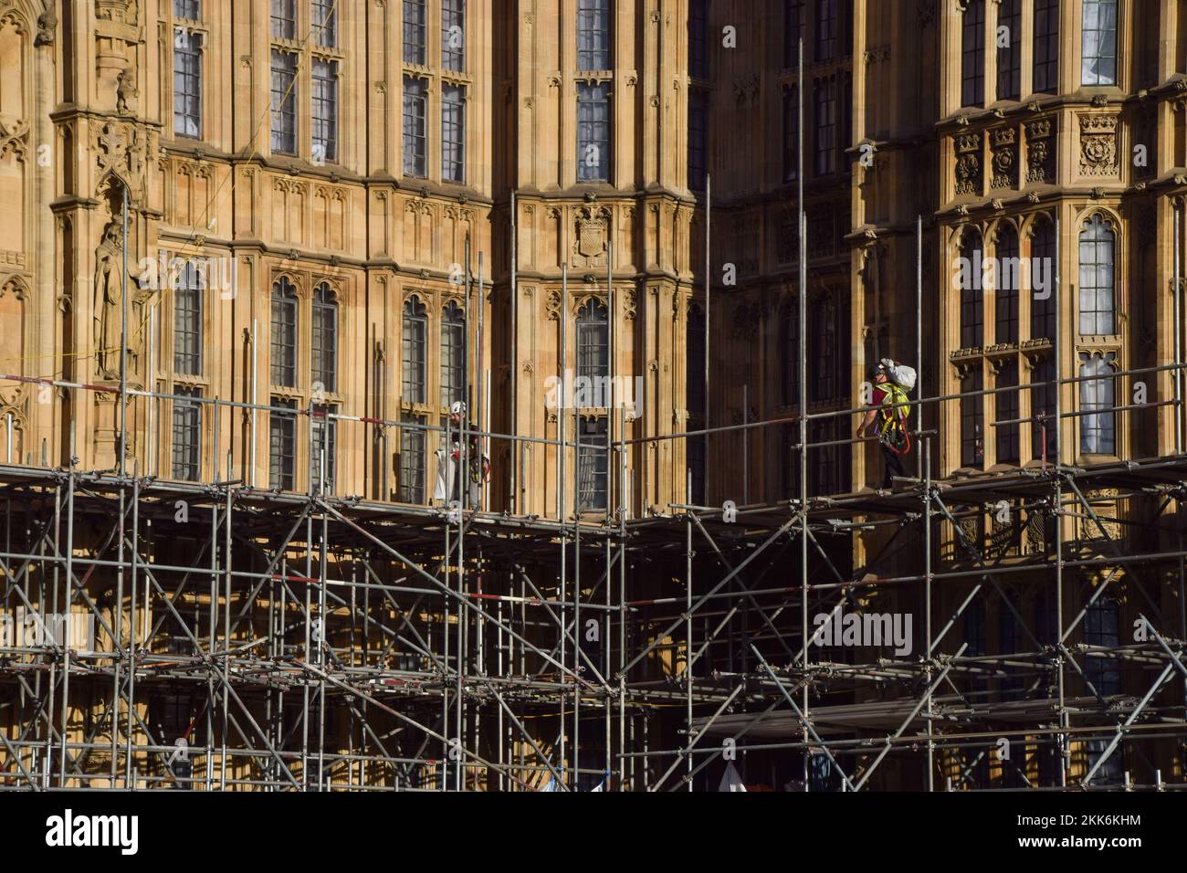 Londres, Royaume-Uni. 25th novembre 2022. Les travailleurs retirent les échafaudages de certaines parties du Palais de Westminster, alors que les £13 milliards de travaux de restauration du Parlement britannique se poursuivent. Credit: Vuk Valcic/Alamy Live News Banque D'Images