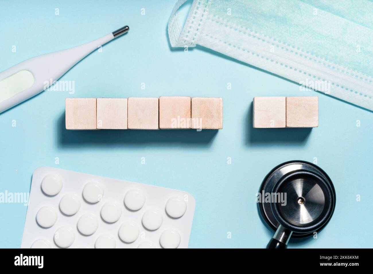 Kit de médicaments, pilules pharmaceutiques, masque de protection. Commander des médicaments en ligne et les livrer. Paquet de médicaments et de pilules. Ventes en ligne. Médical Banque D'Images