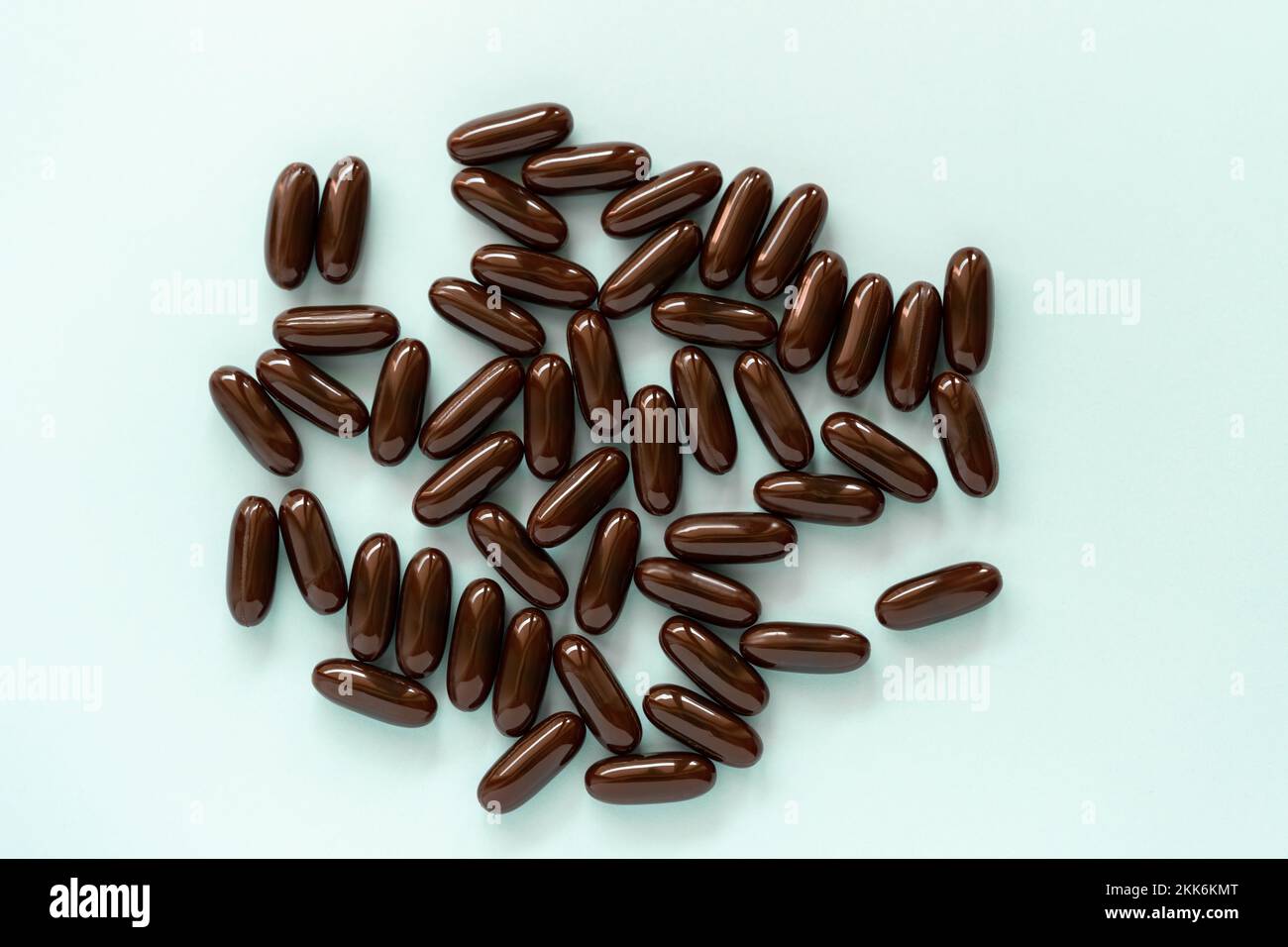 Kit de médicaments, pilules pharmaceutiques, capsules sur fond bleu. Commander des médicaments en ligne et les livrer. Paquet de médicaments et de pilules. En ligne Banque D'Images