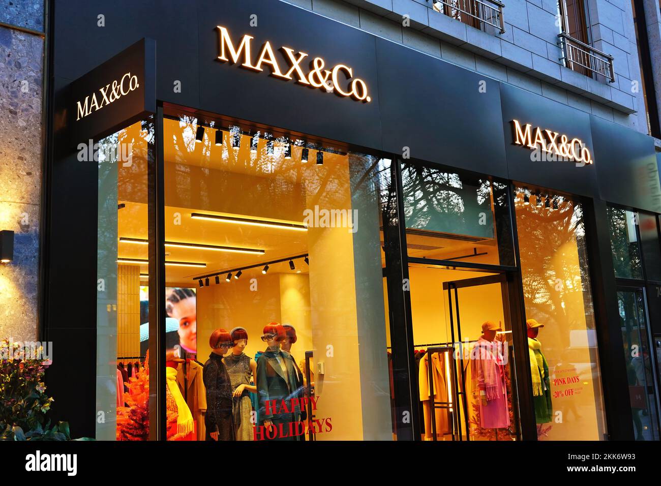 Magasin de mode Max & Co. Au boulevard commerçant Königsallee à Düsseldorf/Allemagne. Max & Co. Appartient au Max Mara Fashion Group. Banque D'Images