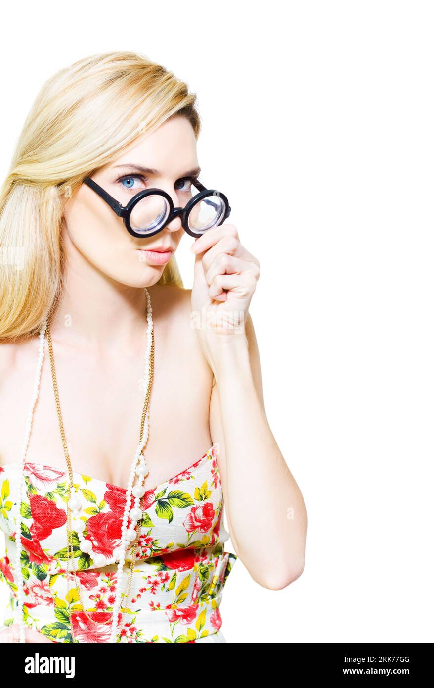 Belle jeune femme blonde portant des lunettes rondes avec des hautes  épaisses lentilles d'agrandissement et une attitude timide retirée  conceptuelle de la stéréotypé Photo Stock - Alamy