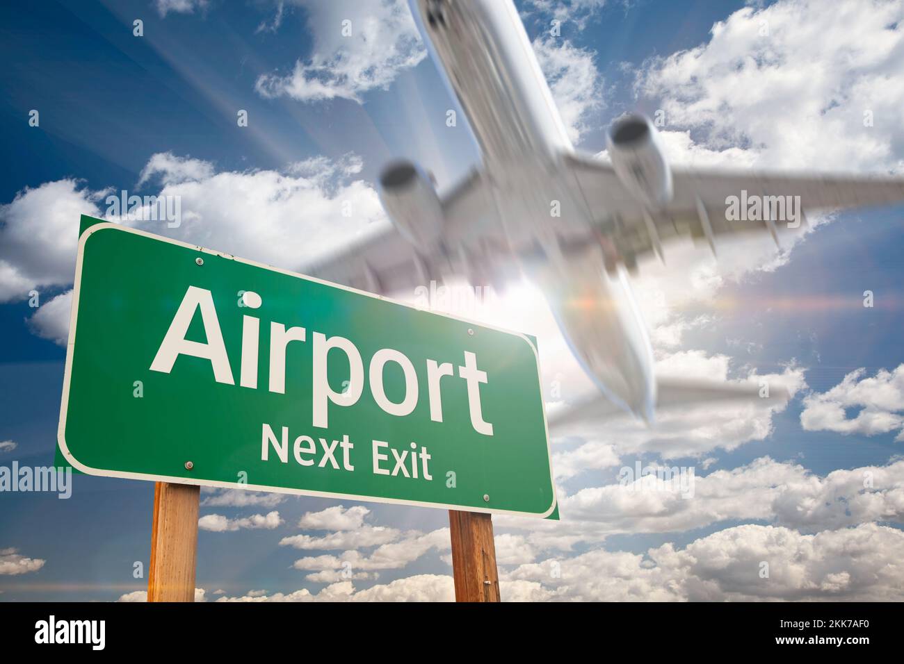 Airport Next Exit Green Road Sign and Landing Airplane above. Banque D'Images