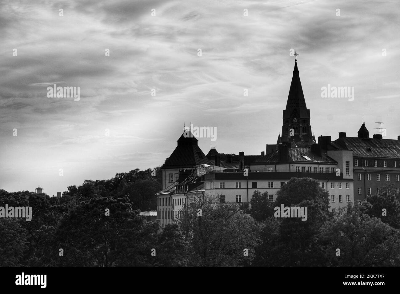 Low angle view of buildings against cloudy sky Banque D'Images