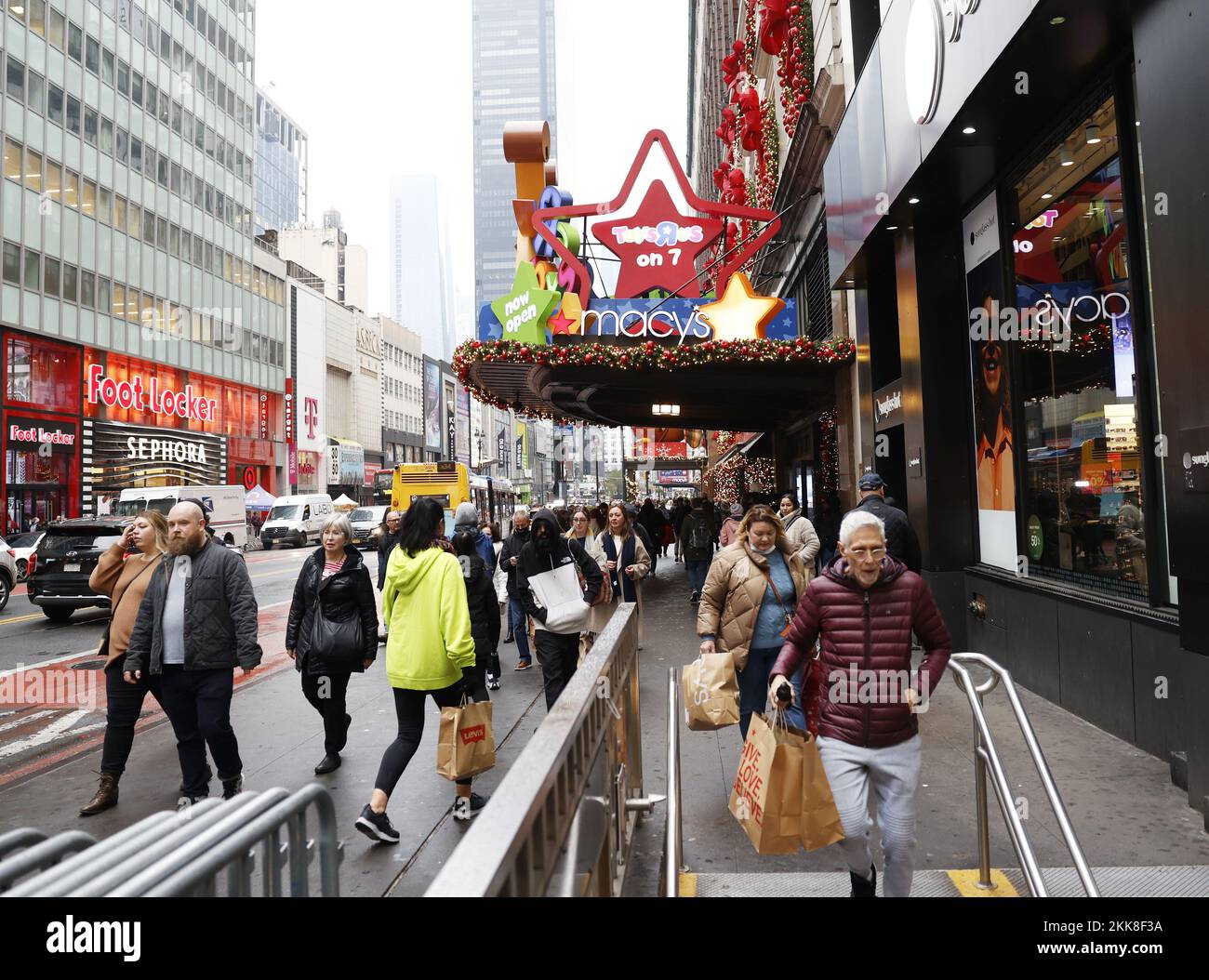 New York, États-Unis. 25th novembre 2022. Les acheteurs et les piétons marchent sur Herald Square le Black Friday à New York le vendredi, 25 novembre 2022. Depuis plus d'une décennie, le Black Friday a traditionnellement été le début officiel de la frénésie d'achat occupée prise entre Thanksgiving et Noël. Photo de John Angelillo/UPI crédit: UPI/Alay Live News Banque D'Images