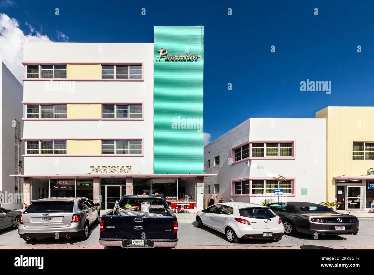 MIiami, Etats-Unis - 5 août 2013 : façade de l'hôtel parisien, un ancien hôtel art déco à côté de l'océan dans le quartier art déco de Miami. Banque D'Images