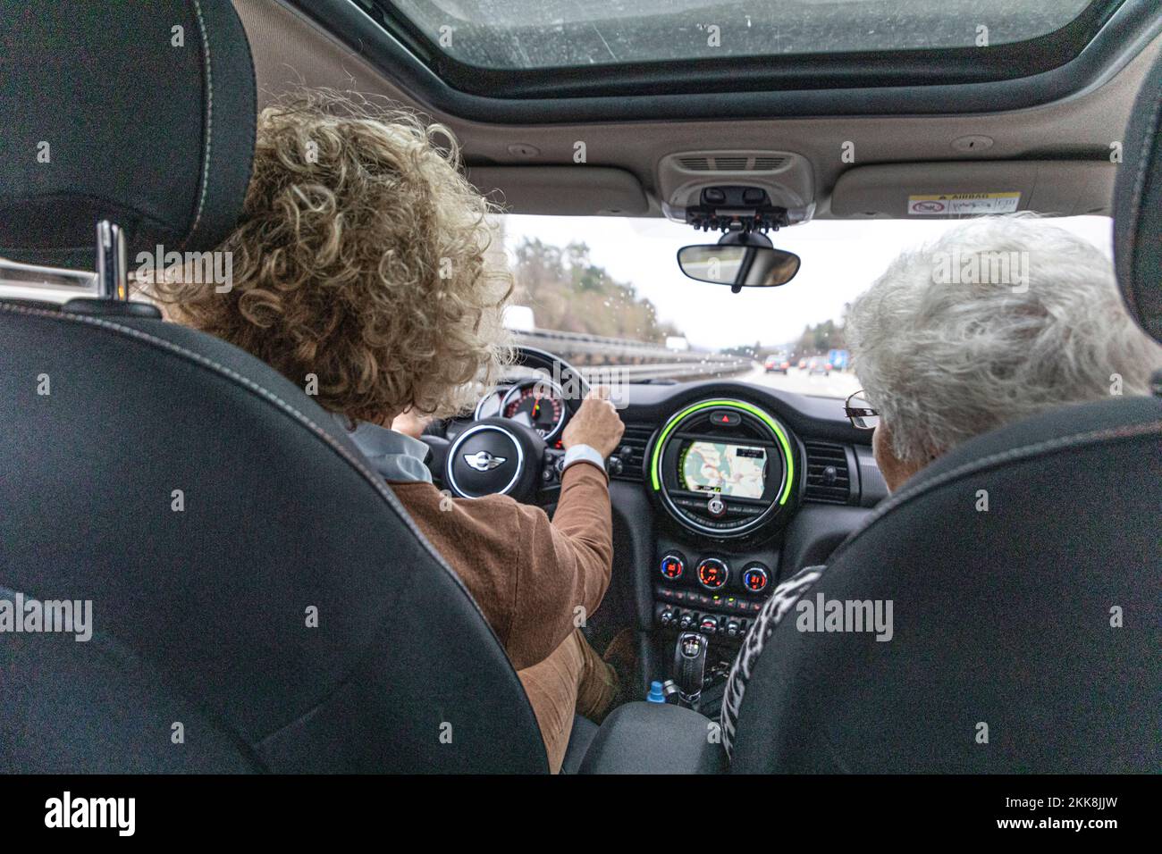 Duisburg, Allemagne - 21 décembre 2020 : voiture-mère avec grand-mère assise comme sozius dans la petite voiture. Ils conduisent sur l'autoroute dans la mauvaise weathe Banque D'Images