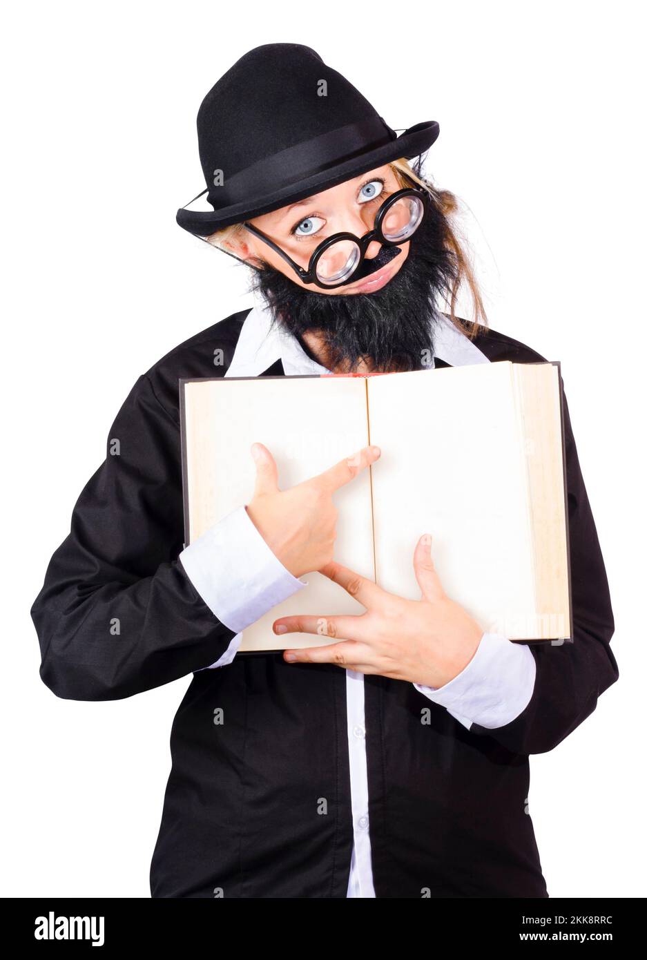 Étrange femme déguisée portant des lunettes à bord sombre, un chapeau melon  noir, une fausse barbe et une moustache pointant sur une page vierge du  livre Photo Stock - Alamy
