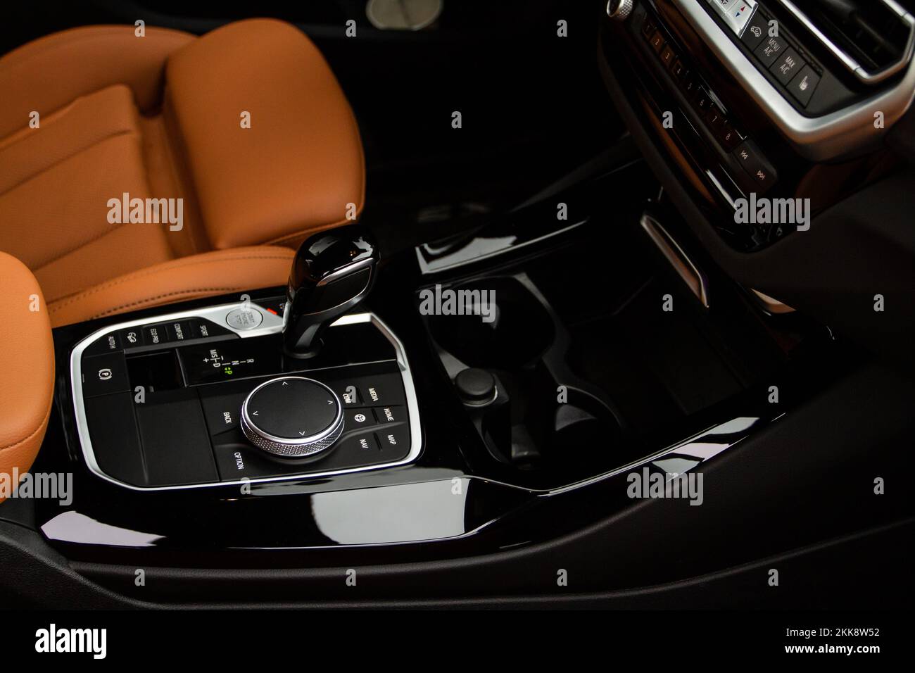 Porte-gobelets à l'intérieur d'une voiture moderne.Vue sur l'intérieur d'une voiture moderne. Banque D'Images Porte-gobelets à l'intérieur d'une voiture moderne.Vue sur l'intérieur d'une voiture moderne. Banque D'Images