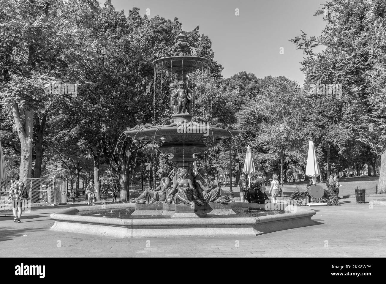 Boston, États-Unis - 12 septembre 2017 : les gens du parc apprécient la fontaine Brewer de Boston Commons, Boston, Massachusetts. Banque D'Images