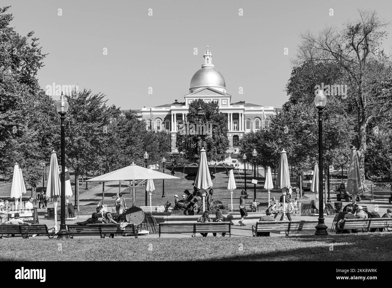 Boston, États-Unis - 12 septembre 2017 : les gens aiment se détendre dans un parc commun avec vue sur le Capitole de l'État à Boston, États-Unis. Banque D'Images