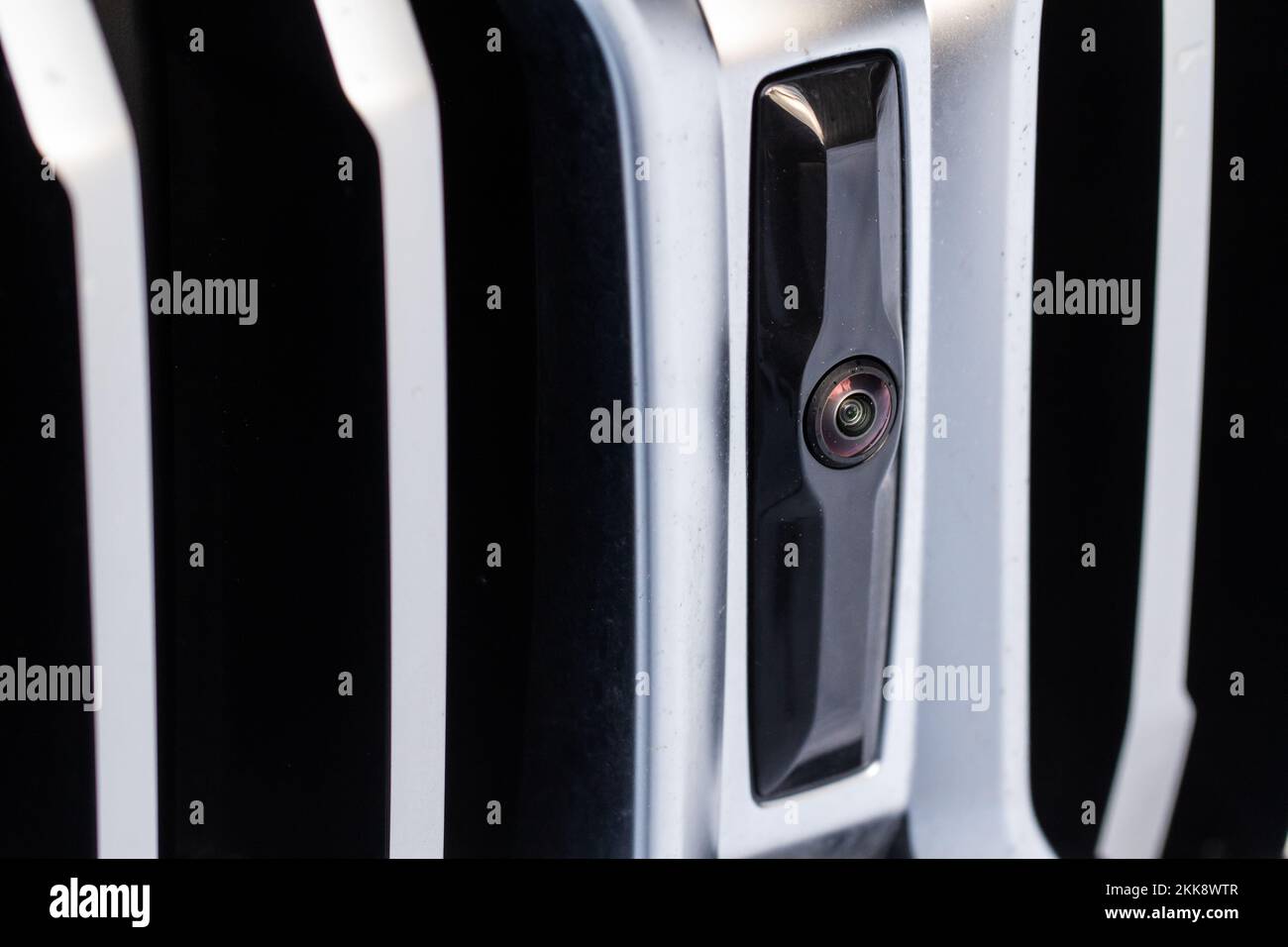 Vue rapprochée de la caméra d'aide au stationnement avant sur la voiture.Caméra avant de voiture moderne. Banque D'Images