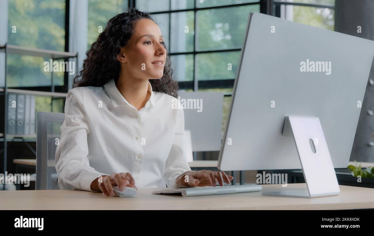 Jeune femme confiante responsable professionnel travaillant sur la saisie d'ordinateur sur le clavier bonne femme d'affaires assis sur le lieu de travail dans les informations de recherche sur Banque D'Images