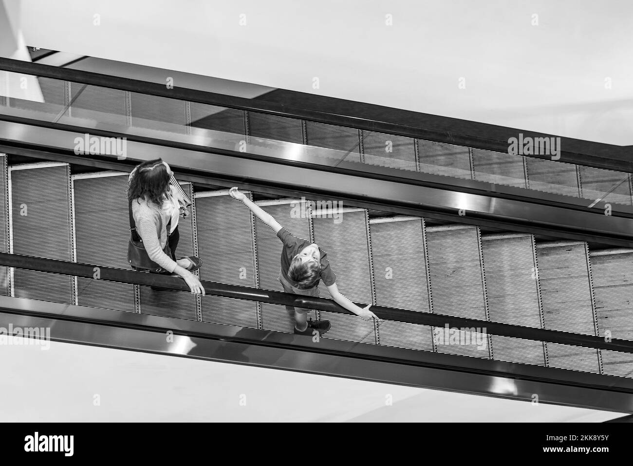 Providence, États-Unis - 22 septembre 2017 : personnes à un escalier roulant dans le centre commercial Providence place à Providence, États-Unis. Banque D'Images