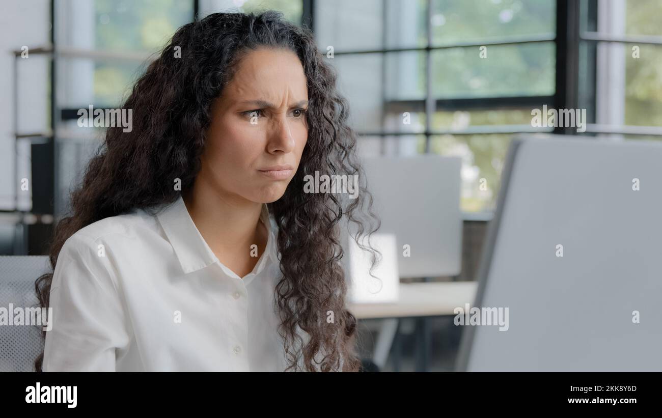 Une femme frustrée lisant de mauvaises nouvelles sur ordinateur une femme d'affaires excitée se sentant stressée en raison de la perte de données importantes erreur de fichier de données bouleversé inquiet Banque D'Images