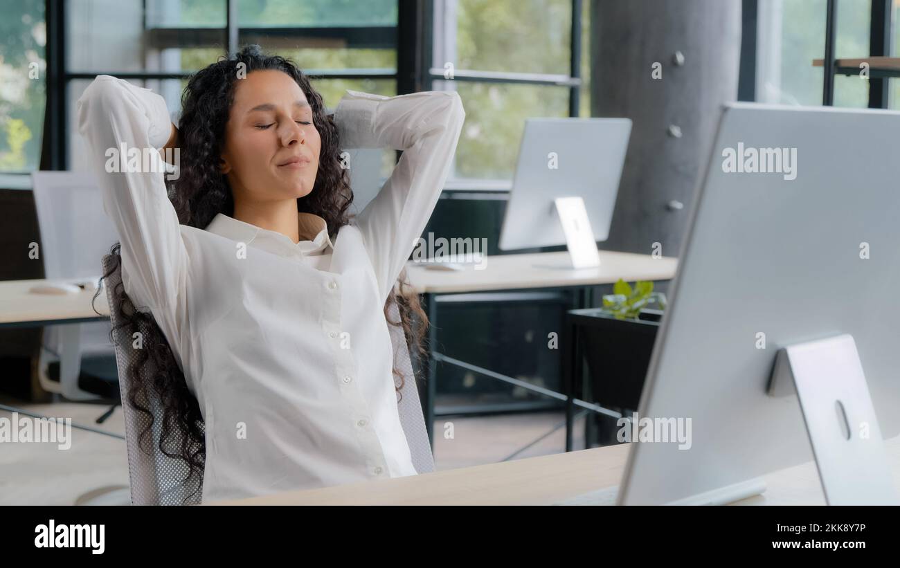 Jeune femme hispanique attirante de bureau femme d'affaires tapant sur ordinateur insouciante femme professionnelle de travail termine le travail se penche dos à dos Banque D'Images