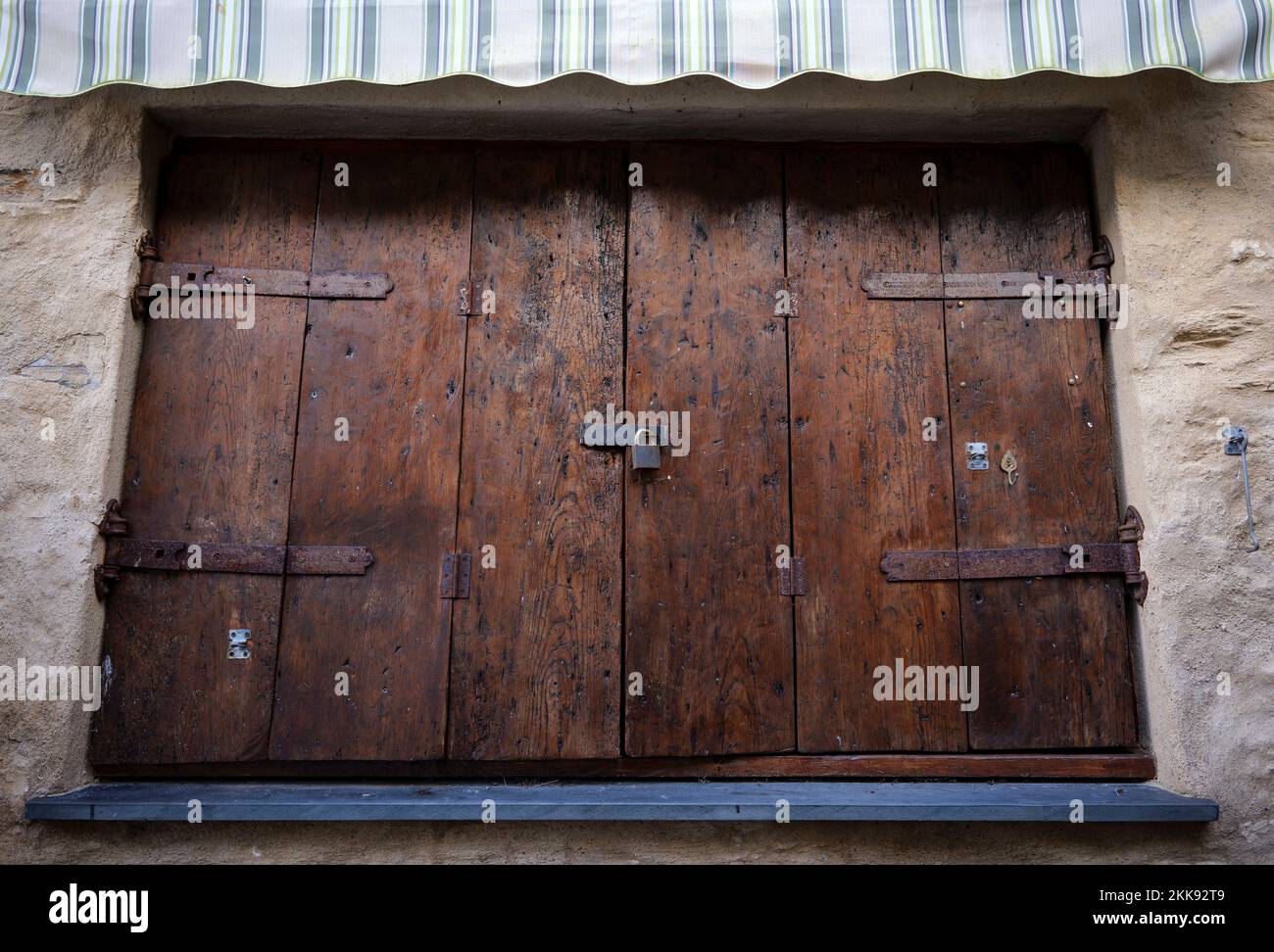 Portes en bois photographiées à Falmouth, Cornwall. Portes et volets aux couleurs vives. Certains avec les numéros 13 et 11 Banque D'Images