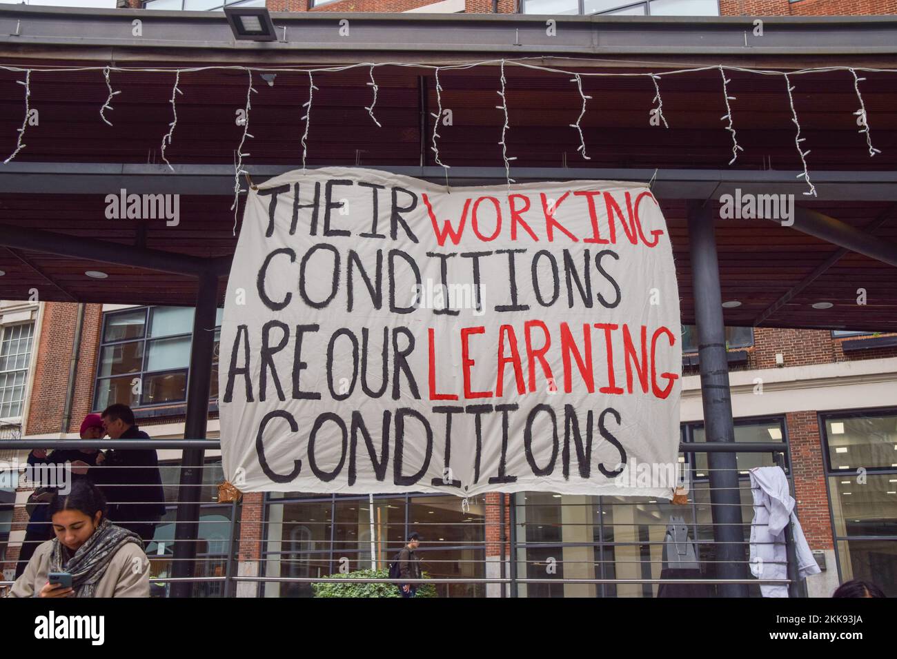 Londres, Royaume-Uni. 24th novembre 2022. Une bannière en solidarité avec la grève à la London School of Economics (LSE). Les employés des universités du Royaume-Uni ont entamé leur plus grande grève à ce jour au sujet des salaires, des retraites et des conditions de travail. Banque D'Images