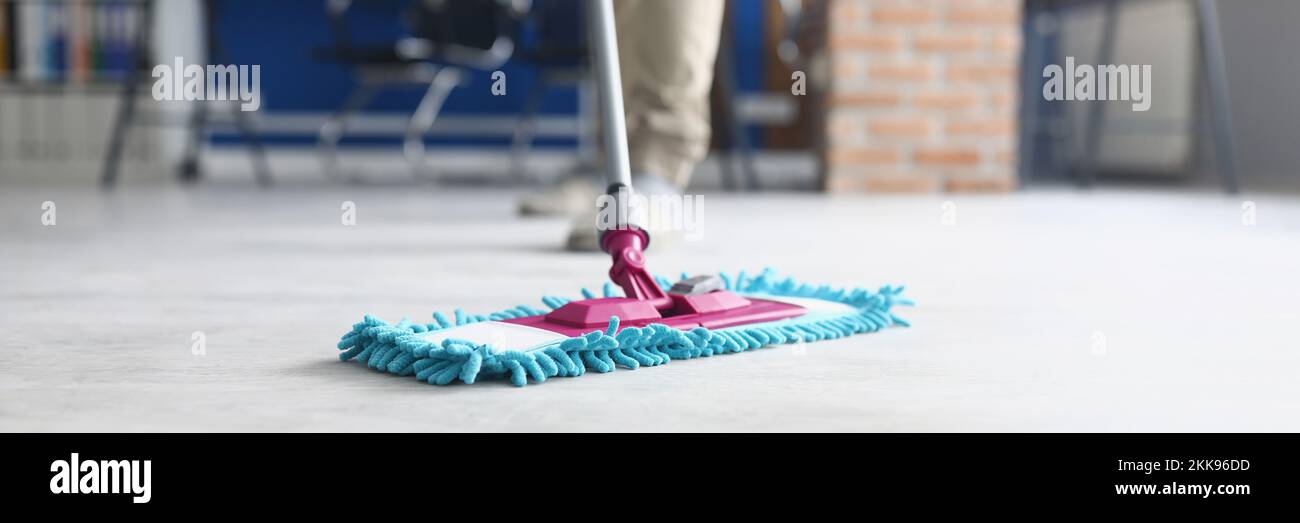 Personne essuyant le sol avec une mop moelleuse, travail domestique, nettoyage de femme de ménage à la maison Banque D'Images