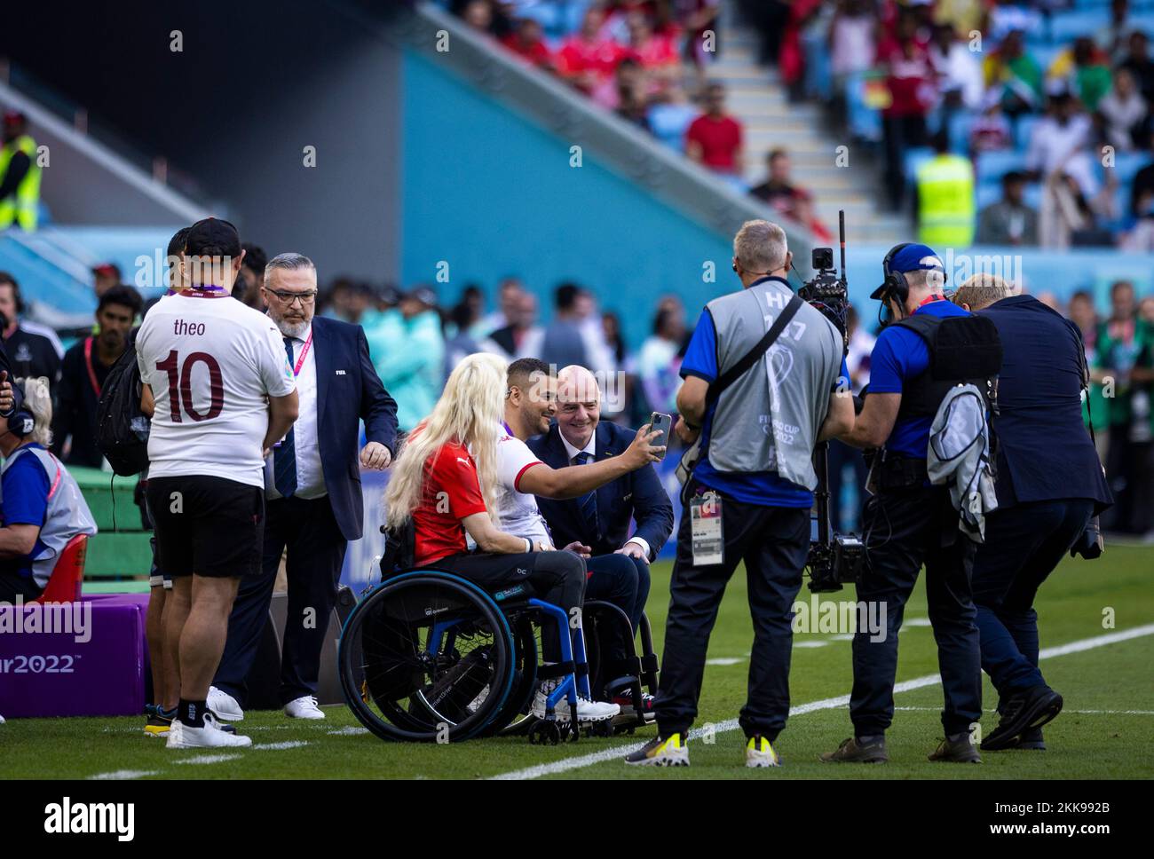 Doha, Qatar. 24th novembre 2022. Gianni Infantino, président de la FIFA, pose pour une photo avec un utilisateur en fauteuil roulant Suisse - Cameroun coupe du monde 2022 au Qatar 2 Banque D'Images