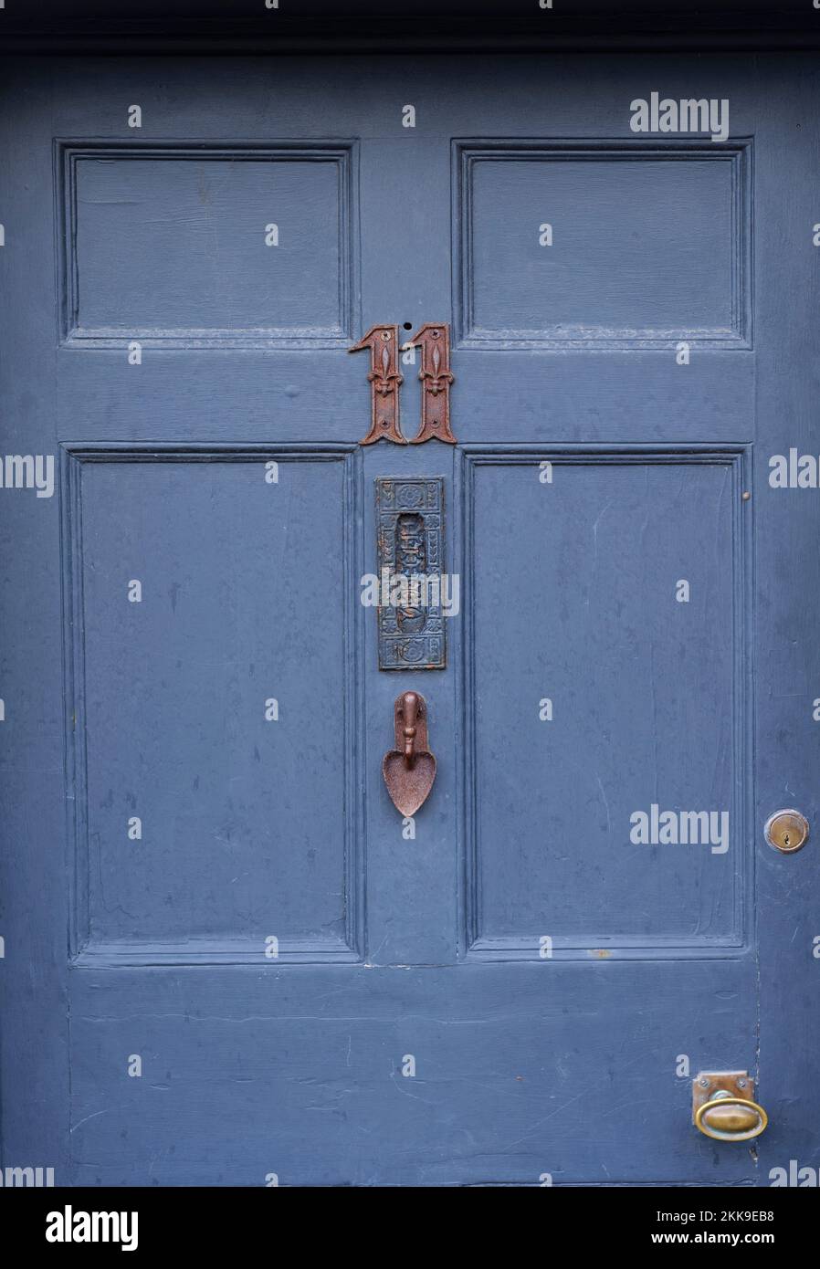 Portes en bois photographiées à Falmouth, Cornwall. Portes et volets aux couleurs vives. Certains avec les numéros 13 et 11 Banque D'Images