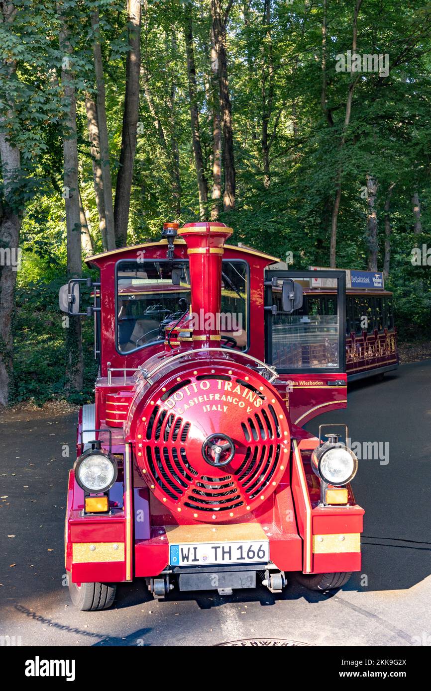 Wiesbaden, Allemagne - 1 août 2020 : le petit train appelé THermine couvre tous les points d'intérêt touristiques de Wiesbaden depuis les points d'intérêt du centre-ville jusqu'au sceni Banque D'Images