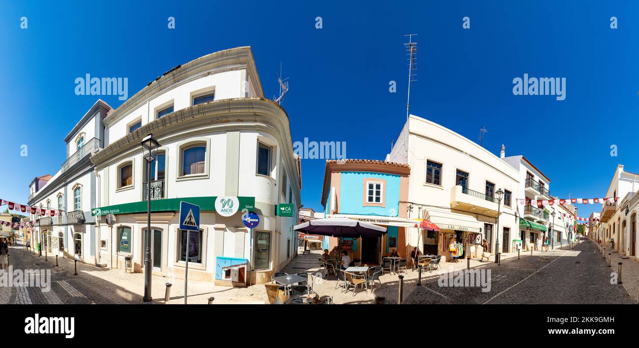 Silves, Portugal - 14 août 2020 : vue panoramique du centre-ville de Silves avec de petits restaurants et magasins portugais typiques. Banque D'Images